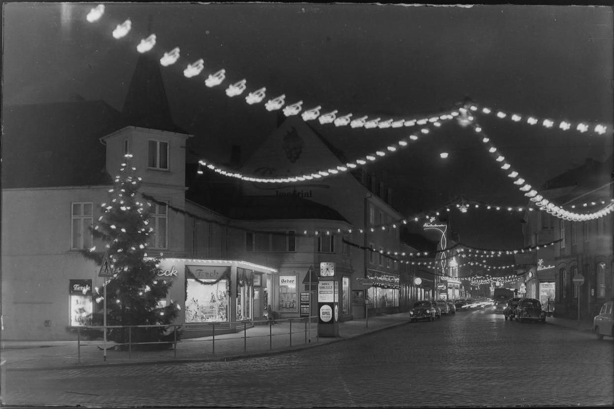 Stadtweg bei Nacht