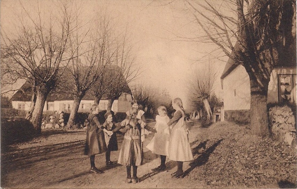 Kinderreigen-aufderDorfstrasse